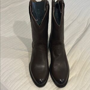 New without box men's tecova earl boot. Brown. 11 1/2
